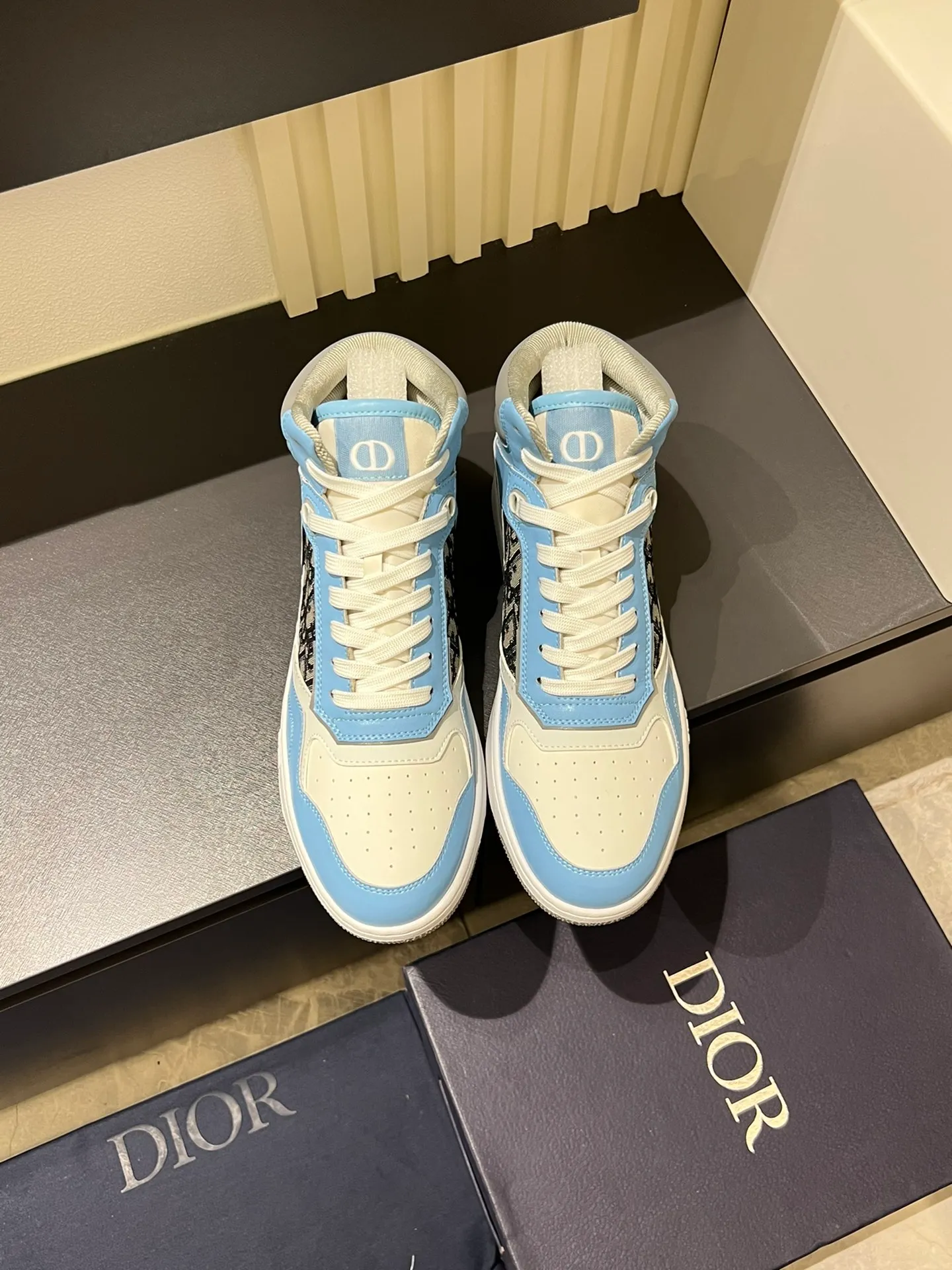 Men's shoes 💰p460 "Dio*" mid-top B27 casual sneakers. This B27 high-top sneaker is a new product in the series and continues Di*r's classic style. Crafted from gray and white smooth calf leather with beige and black Oblique print panels on the sides. The "CD Icon" shaped shoelace eyelets are clever and delicate, and the two-color rubber sole, rear collar and heel are all equipped with the brand's iconic details to enhance the style. Oblique printed straps at the ankle allow for an adjustable fit to complement the overall design. Fashionable and versatile, it can complement any look. Create an exquisite design with unique dynamic vitality and modern atmosphere, presented in low-top and high-top styles. This new must-have shoe adds a new dimension to Dior's archive heritage, embodying modern elegance. Purchase the original version and make it 1:1. If you need top quality, please come to me! Male 38-44!